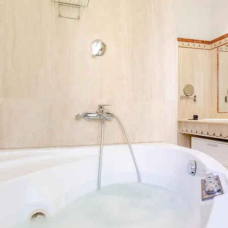 Hot Tub - Private Parking - Park Rome